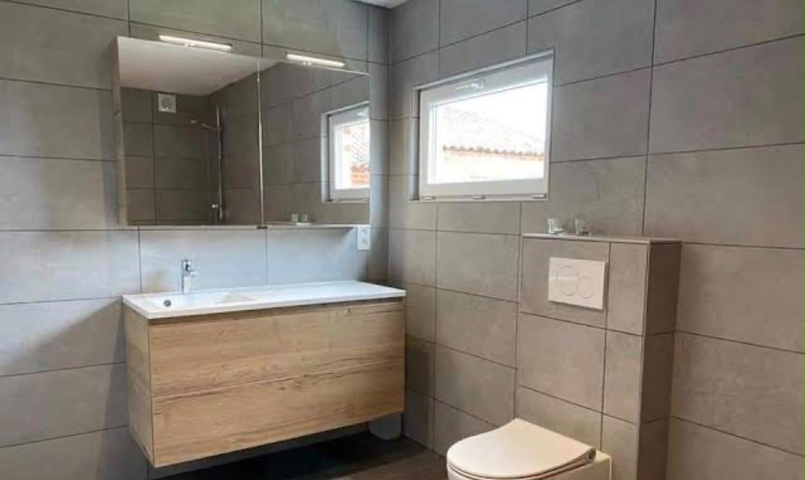 Badkamer met wastafelmeubel en hangtoilet