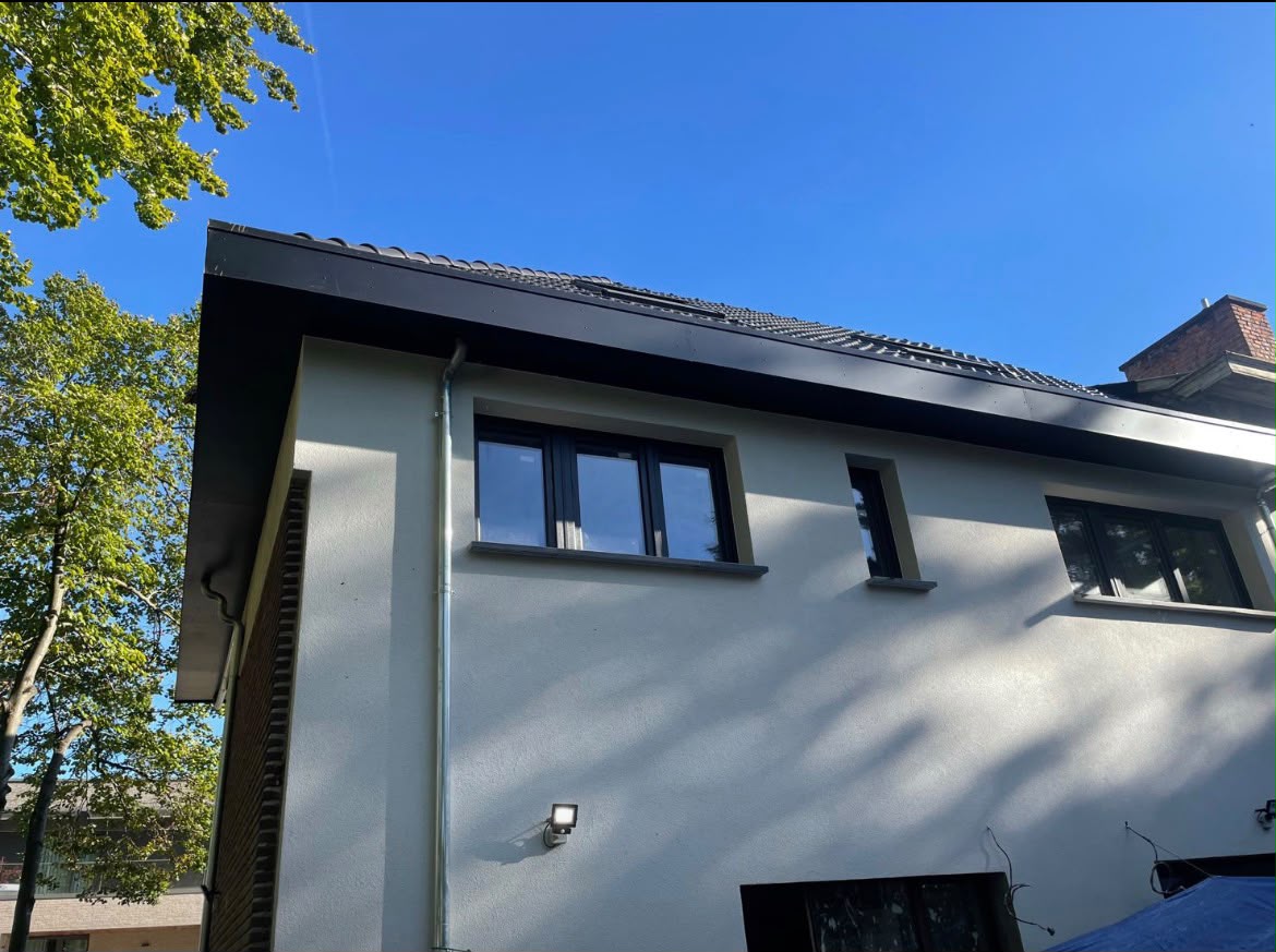 Dakrandafwerking in donkere aluminium