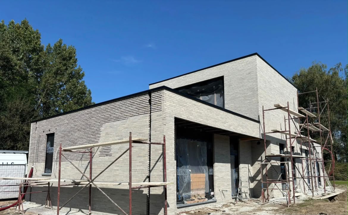 Ruwbouw met stelling tijdens gevelwerken