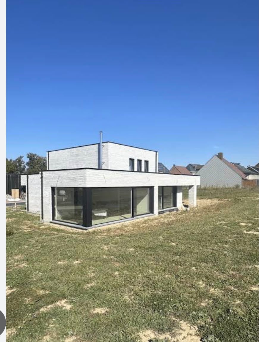 Nieuwbouwwoning met platdak en gevelmetselwerk