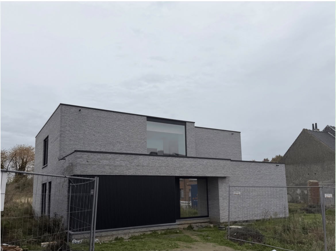 Afgewerkte nieuwbouwvolumes met grote raampartijen