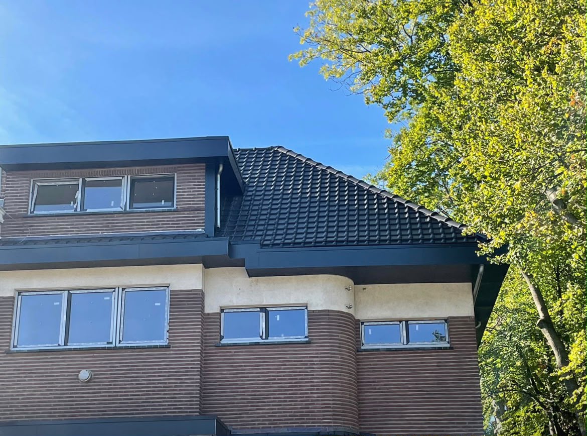 Nieuwe dakpannen en afgewerkte dakrand