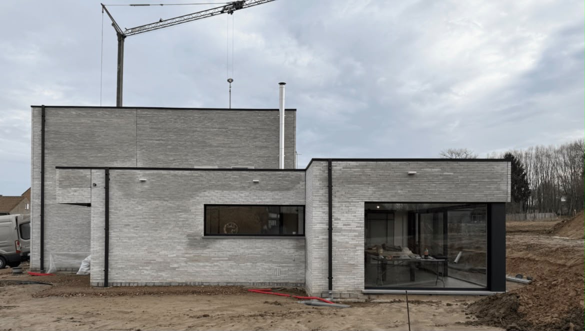 Nieuwbouw met aangebouwd volume en schuifraam
